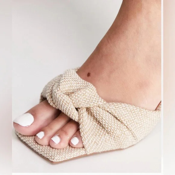 NWOT Bow tie Stacked Heel - Picture 3 of 10